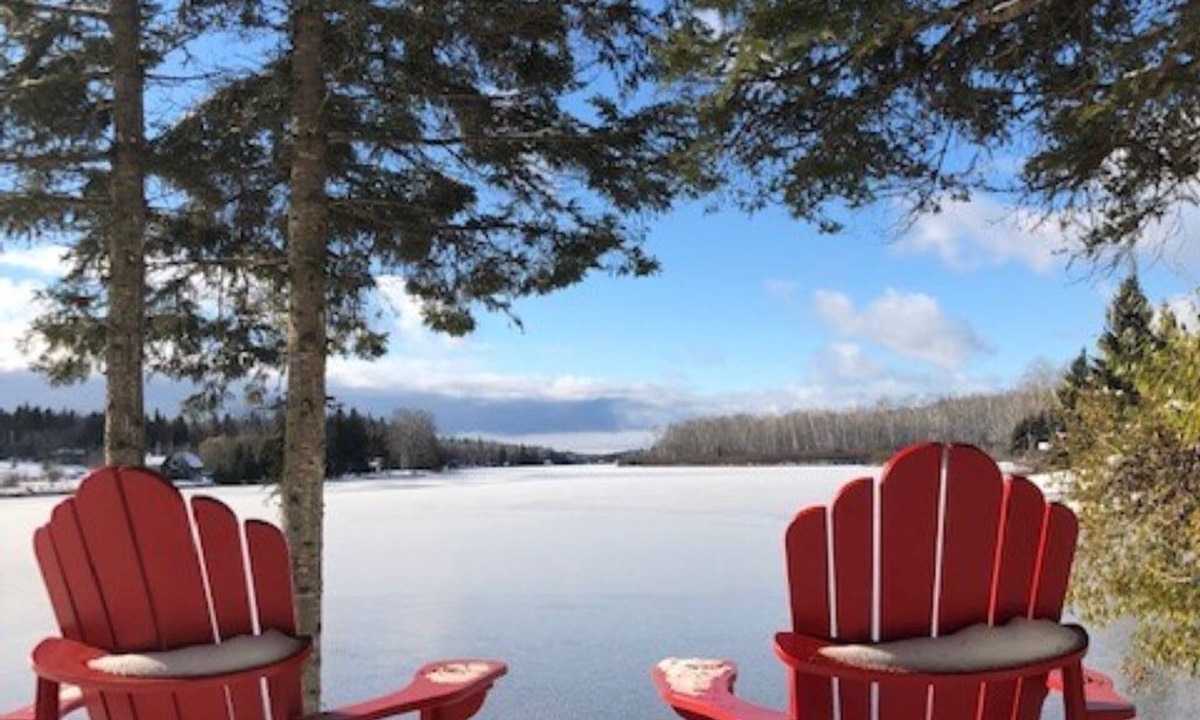 Pointe du Bois Cabin | Waterfront Bliss: 360° Views at Tall Pine Point