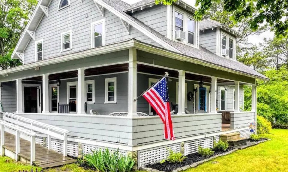 Buzzards Bay House | Waterfront Cape Cod Family Home in Bourne