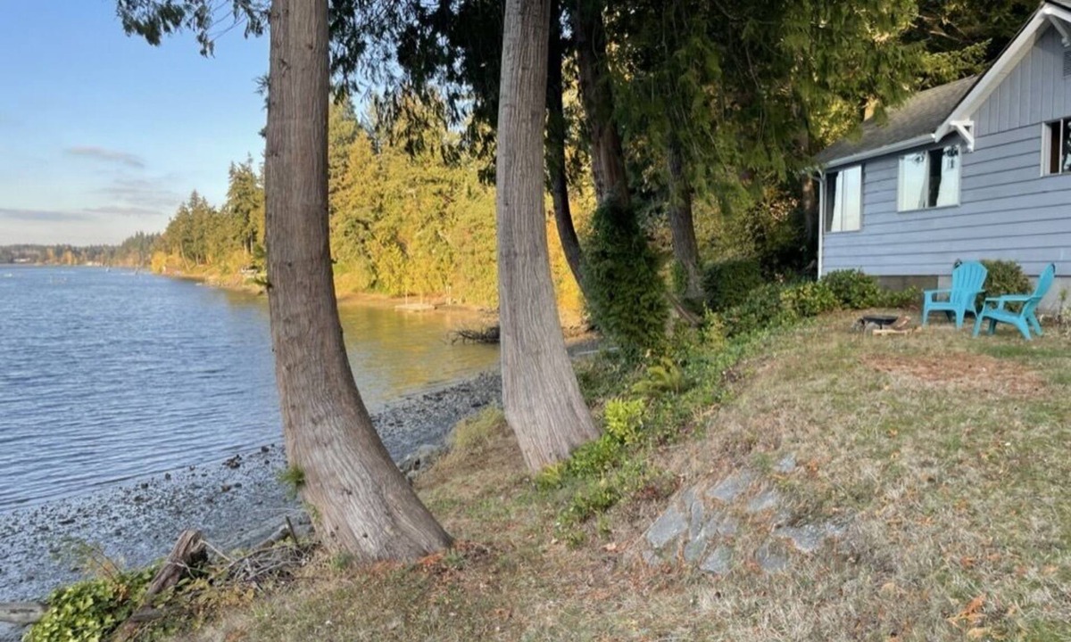 West Hills House | Waterfront! Cozy beach cottage - just 10 min from Seattle ferries!