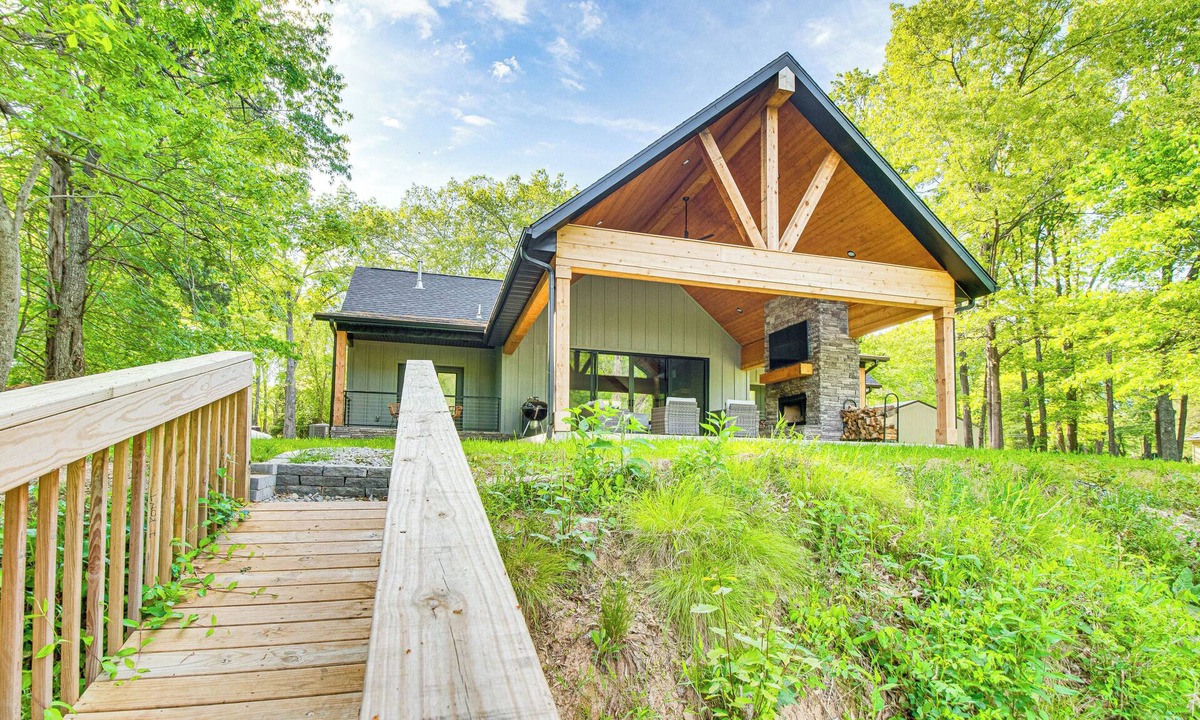 Flippin House | Waterfront Flippin Retreat w/White River Access!