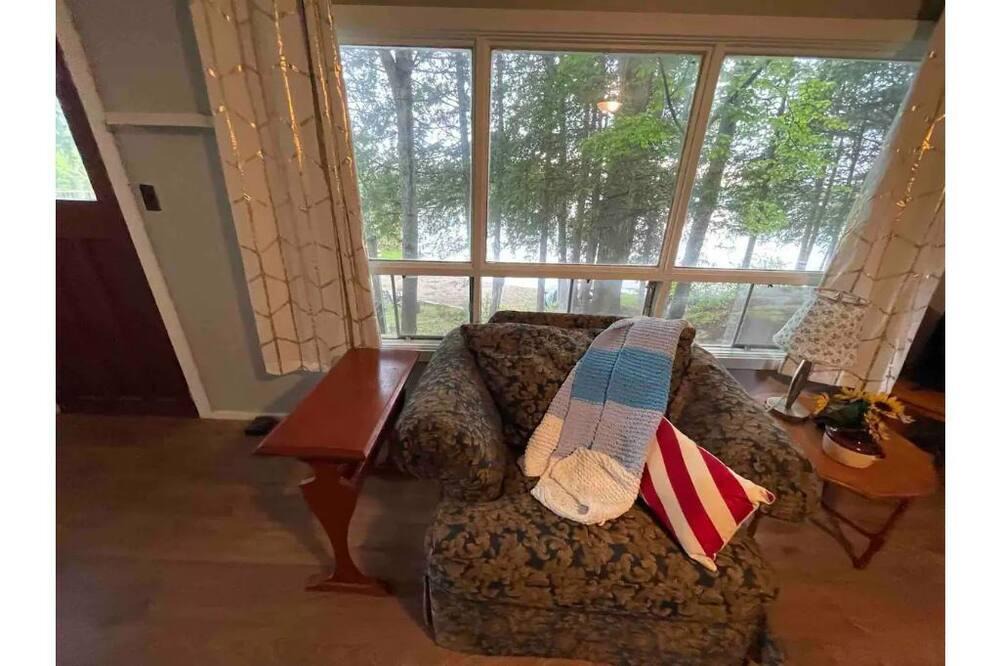 Frontenac House | Waterfront / Private beach 4 Bedroom Lakefront Cottage