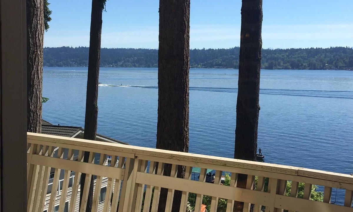 East Lake Hills House | Waterfront & View-Near Seattle on Lake Sammamish in Bellevue