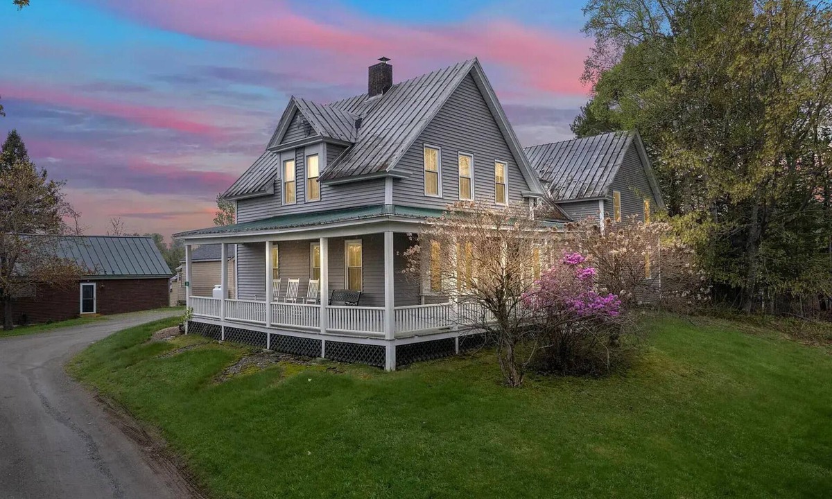 Rangeley House | Welcoming 5-bedroom farmhouse in Rangeley