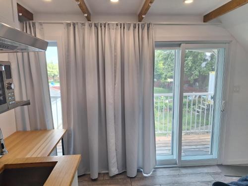 Saint-Hubert Apartment | Well Equipped Studio FOR NON-SMOKING GUESTS ONLY CITQ ЗO9467