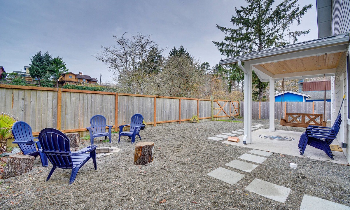 Westport House | Westport Home w/Hot Tub: 2 Blocks to Beach!