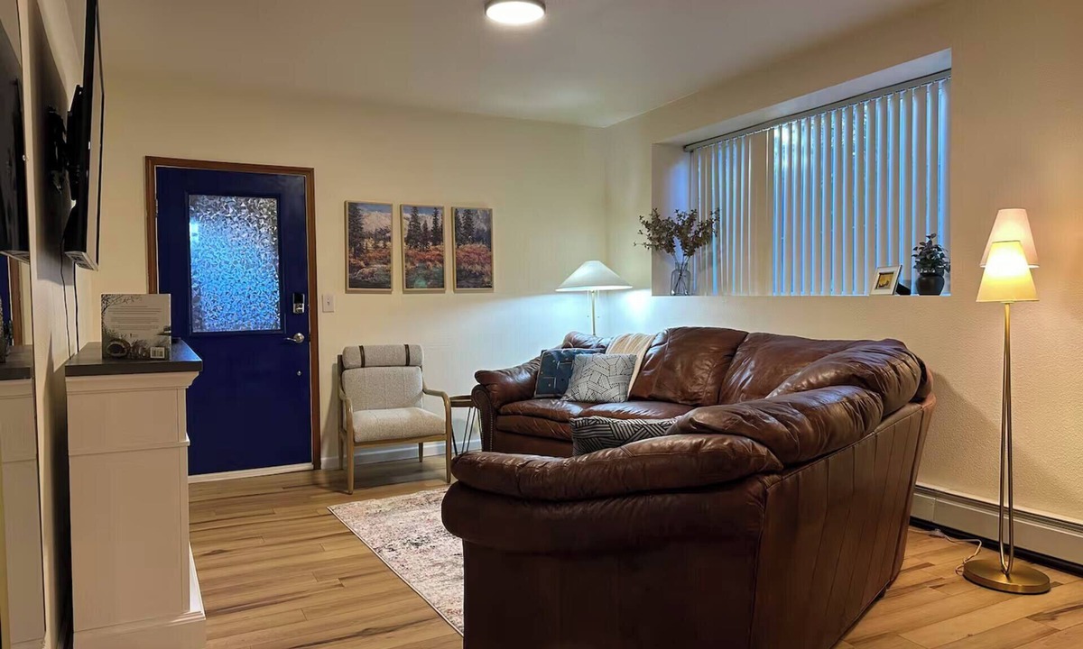 Fairview Apartment | Whistle Stop - Near airport and downtown!