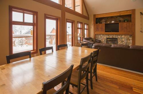 Rossland House | White Wolf