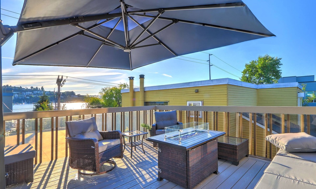 Eastlake Condo | World Cup Stay Spacious Lake Union Home Firepit Deck - 10 Min to Lumen Field
