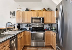 Close to downtown Breckenridge, vaulted ceilings, walk to mountain, hot tubs!