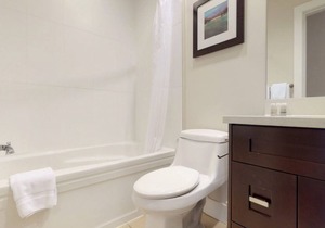 Harrison Lake View Suites - Two Bedroom Grand Suite 1