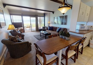 On Lake, Patio! Views, Hot Tub. Walk to Amphitheater, Dining, Marina