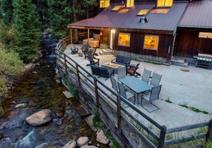 Slopeside River Front Chalet I HotTub I Firepit I Views I Game Room I Bunks I Discounted Attractions