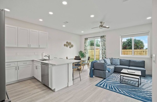 Riviera Beach House | 4 Bed WPB - Home Near 95, Airport, DT & Beaches
