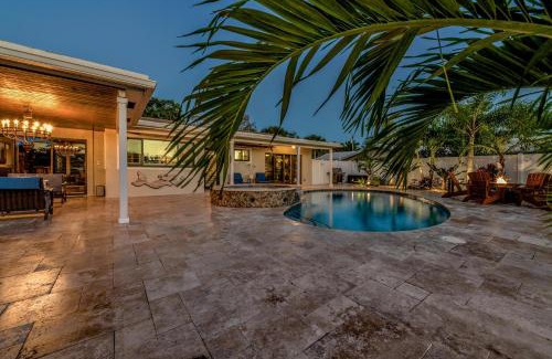 Palm Beach Gardens Villa | Deluxe Jupiter Inlet Access Waterfront Pool Home!
