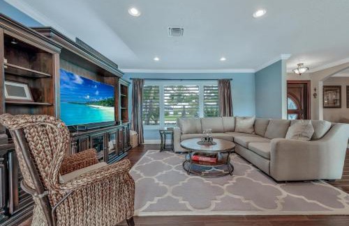Palm Beach Gardens Villa | Deluxe Jupiter Inlet Access Waterfront Pool Home!