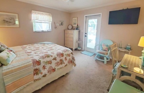Boynton Beach House | 😎 Gorgeous & PRIVATE 2-BedroomTropical🌴Suite ~ HEATED Pool & Hot Tub 🏊‍♀️ !!!