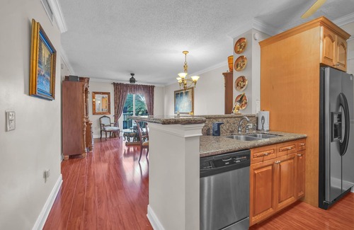 Downtown West Palm Beach Condo | Luxurious 1-Bedroom Condo with Wifi, Pool and Gym in Historical West Palm Beach