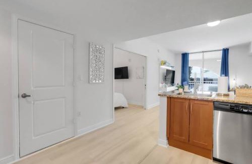 Boynton Beach Apartment | Stylish 1BR Condo Rooftop Pool Close to Beach