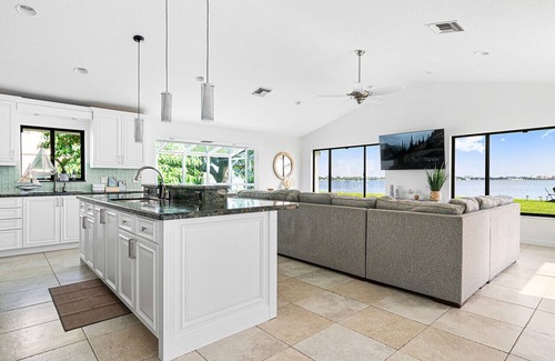Palm Beach - West Palm Beach House | Water front view| 5 mins to Downtown & The Beach ! | 5 bedrooms, 3 Bath