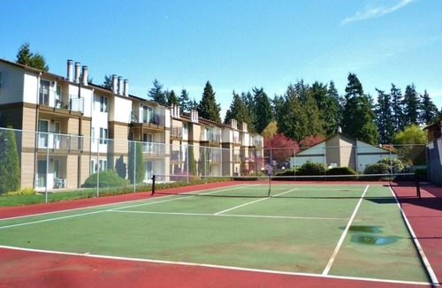 Totem Lake Condo | 1 bed/1 bath Top Floor Condo