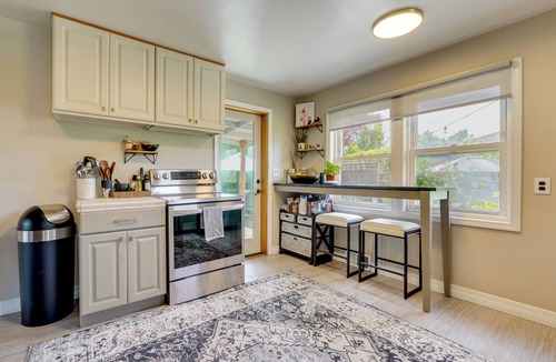 Seattle Metro Area House | 1 Block to Lake Washington: Family Gem w/Hot Tub!