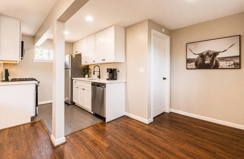 Neartown Apartment | (11) Modern July Comforts – 10% Off Limited Time!
