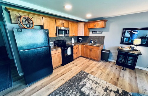 Quincy Condo | #123 condo by large pool/Gorge shuttle pick up area-book separately