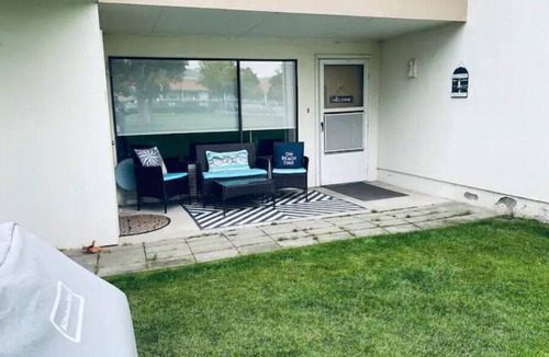 Quincy Condo | #123 condo by large pool/Gorge shuttle pick up area-book separately