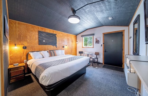 Pinnacles Entrance Badlands Hotel | 15-Hansen Inn & Cabins, Cabin, Single King, No Pets, No Smoking