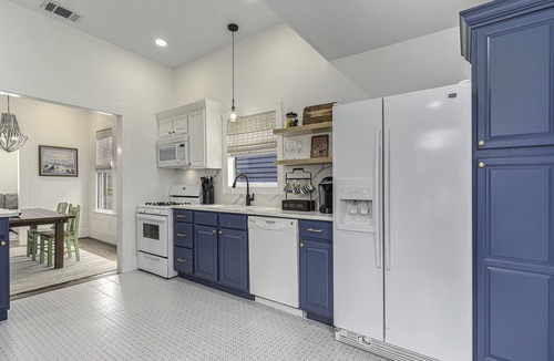 San Jacinto House | 1904 Cozy Cottage, NEW cowboy pool, walkable 2 blocks to beach 🏖 Dog friendly 🐶