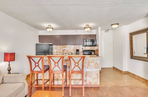 Waikiki Condo | 19th Floor Condo with Lanai & Sea Views - FREE Parking!