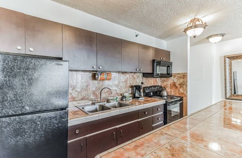 Waikiki Condo | 19th Floor Condo with Lanai & Sea Views - FREE Parking!