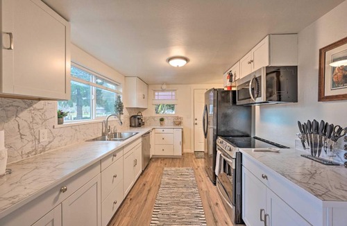 Redmond House | 2-Acre Farmhouse in Redmond w/Deck & Grill!