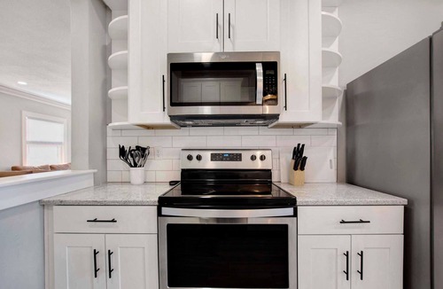 College Hill House | 2 Bed 1 Bath Property in College Hill with Garage!