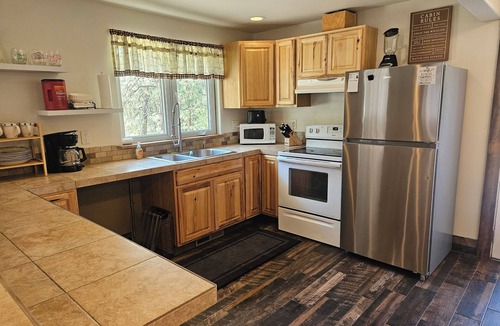 Davenport House | 2-bedroom fully stocked home near Fort Spokane boat launch, park, and beach.