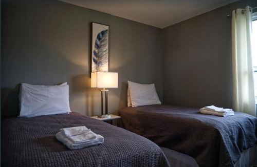 Roseneath House | 2 Bedroom Harbor Front Condo 9L