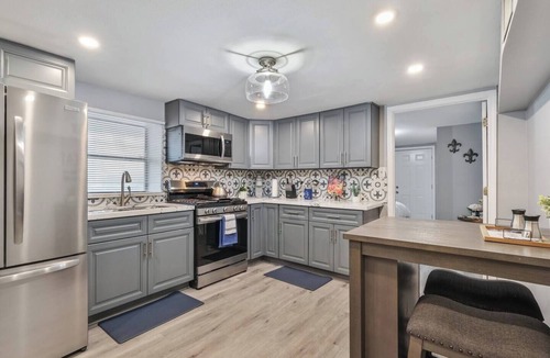 Fairgrounds Apartment | 2 bedrooms and one bonus room with two twin-size beds.