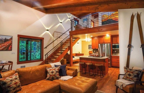 Warnick House | 2 BR Modern Luxury Woodland Family Escape Near Mt Baker