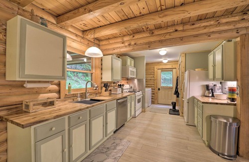 Charter Hills Cabin | 2 Decks & Fire Pit: Scenic Beech Mountain Retreat!
