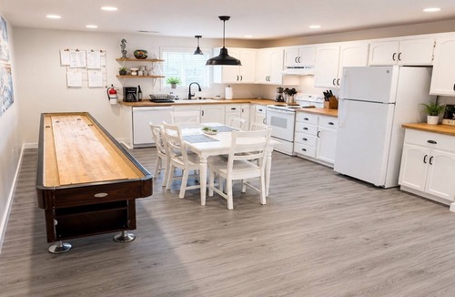 Long Beach House | 2 Homes in 1 - Walk to beach, downtown & eateries - Pets welcome - Sleeps 14