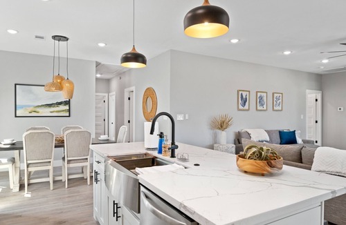Port Bolivar House | 2-Minute walk to the beach! Dog & Kid Friendly!