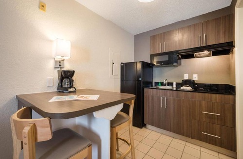 Gwinnett Place Apartment | 2 Queen bed | Smoking