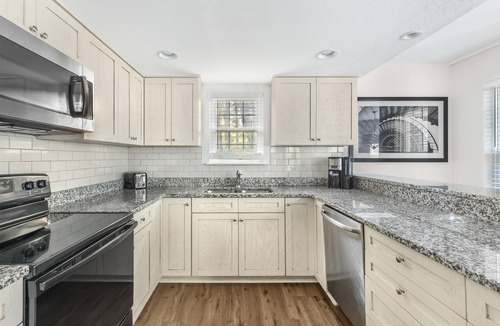 Sea Scape Hotel | 2 Scenic 3BR Suites w/Kitchen: 1.1 Miles to Kitty Hawk Beach & Nature Trails