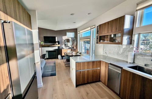 North Beacon Hill House | 2Bed/2Bath Standalone Mountain View Home l Walk To Light Rail - City Exploring!