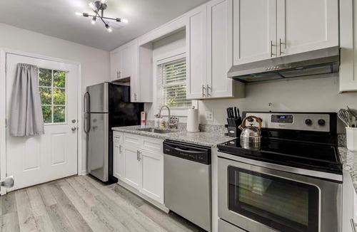 Wilmington House | 2BR/2BA Cottage centrally located in Midtown