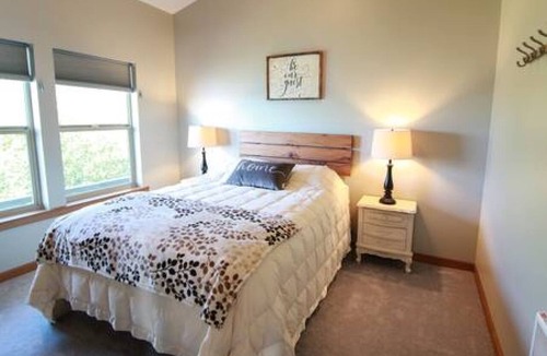Astoria Bed & Breakfast | 2BR Astoria Escape | Surrounded by Water & Views