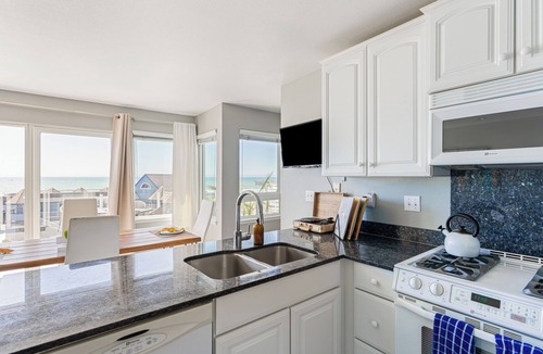 Cayucos House | 2BR Coastal Gem w/Ocean Views + Shared Firepit Lounge Near Cayucos Pier