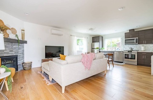 Arbor Heights Apartment | 2BR | Fireplace | West Seattle | Sophari Home E