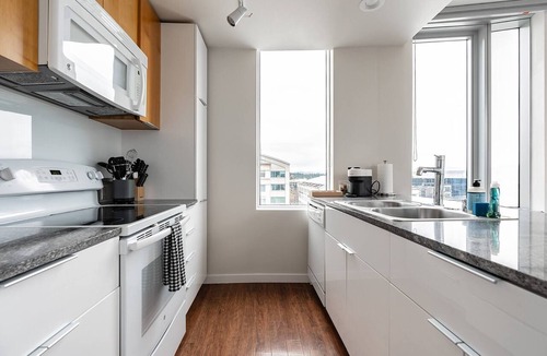 West Bellevue Bed & Breakfast | 2BR | Gym, Pool | Bellevue | Sophari Towers H