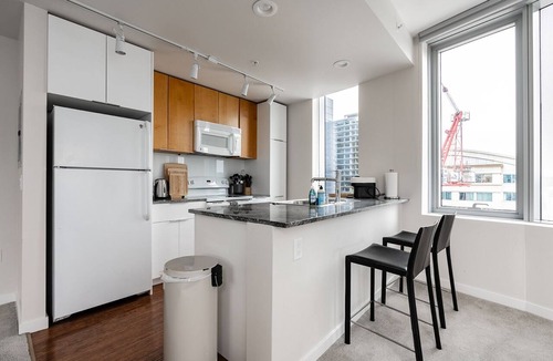 West Bellevue Bed & Breakfast | 2BR | Gym, Pool | Bellevue | Sophari Towers H